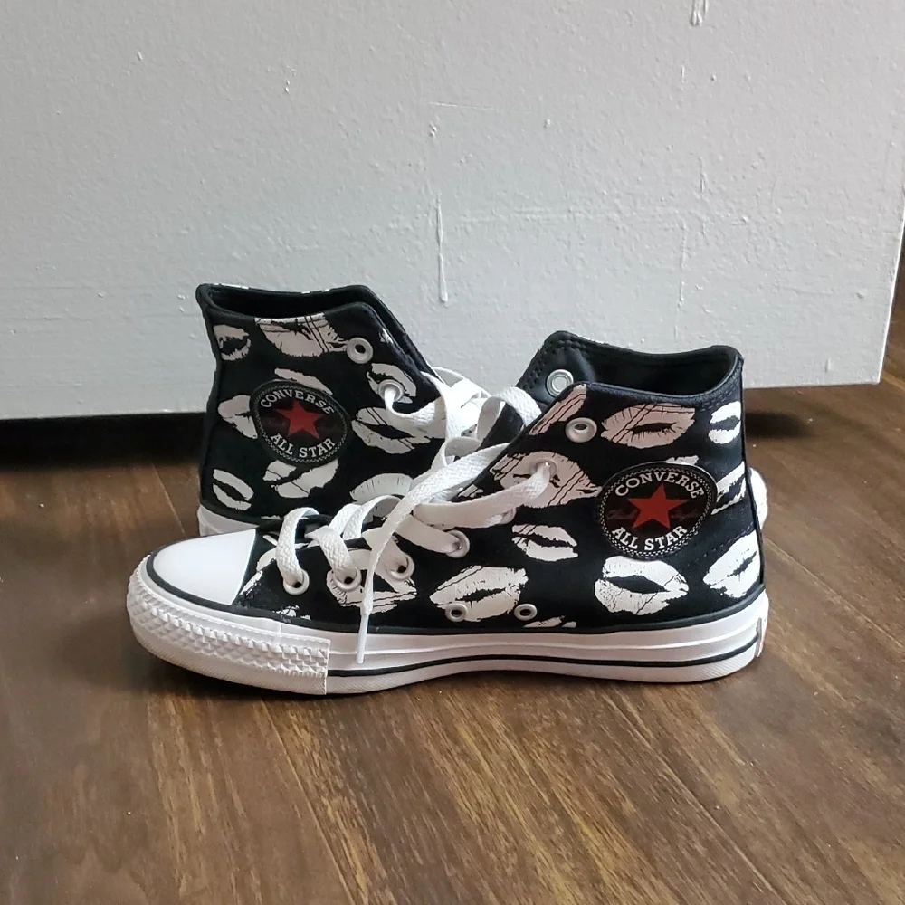 Converse Black and White Lip Print Sneakers - Picture 3 of 8
